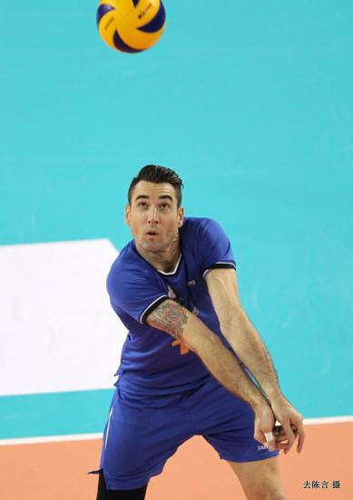 上海外援萨瓦尼接球