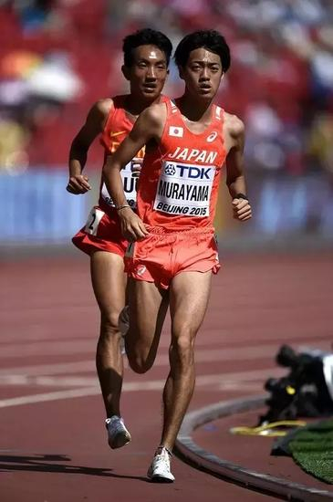 村山紘太在北京世锦赛比赛中，其后是中国名将多布杰。