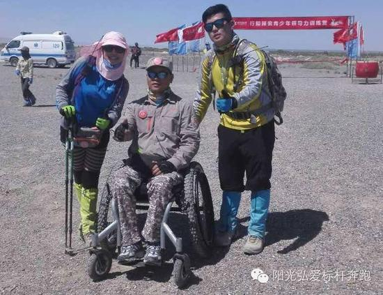 跑友李虹母子和周宝林老师参加戈壁行走活动