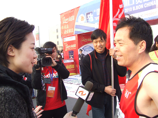 2010.3.28郑开马拉松赛，我队王福生接受电视台采访。