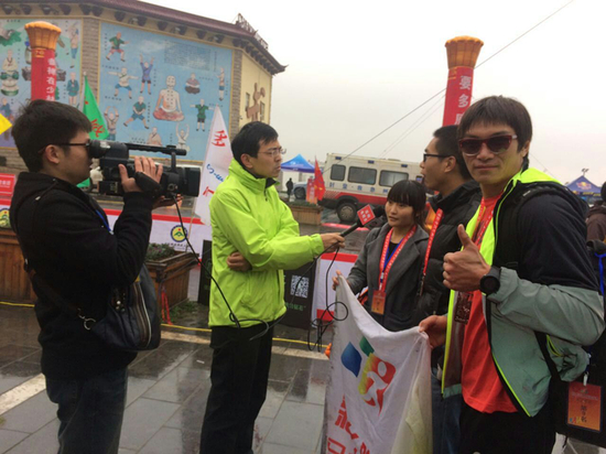2015.11.22嵩山马拉松赛队友接收电视台采访。