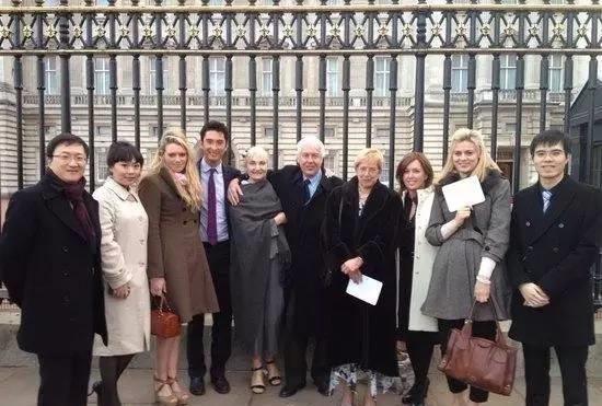 华天与安妮公主等在白金汉宫前合影