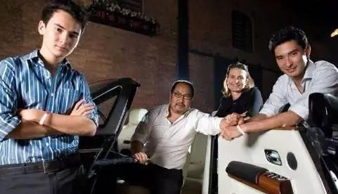 亚运会期间，华天一家人合影