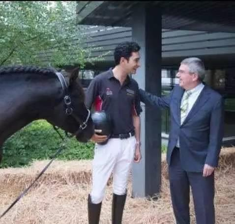 华天与国际奥委会主席巴赫亲切交谈