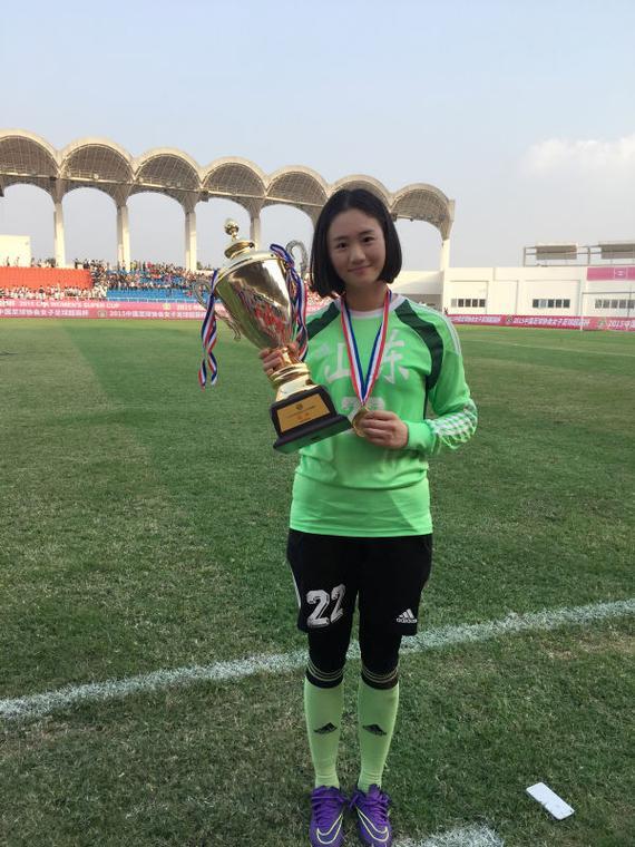 2015中国足协举行女子足球年度颁奖典礼,山东女足年仅20岁的门将王婷