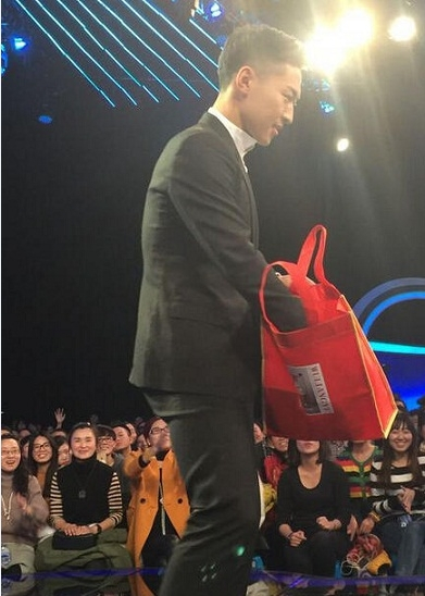 吴曦向现场观众发放喜糖