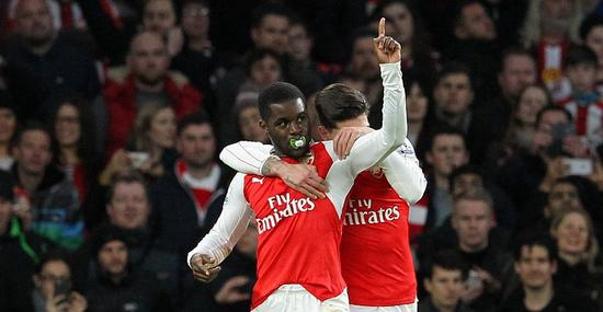 坎贝尔掏出奶嘴庆祝