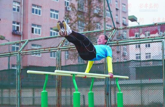 双杠是张德云的拿手绝活。