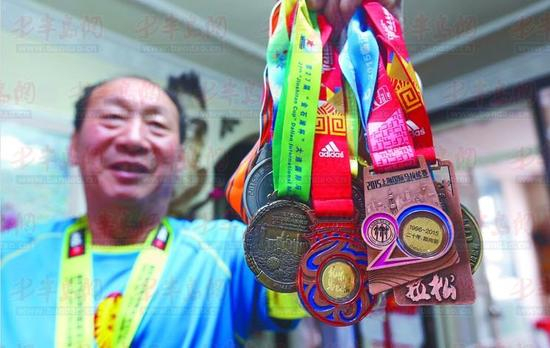 张德云展示这些年获得过的奖牌。