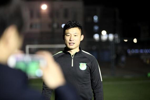 培养青少年足球素质 北理工队长卢斌变身青训教练