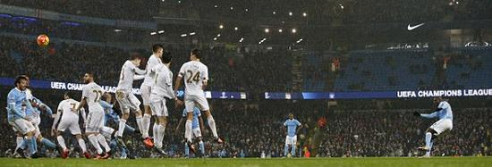 图雷任意球射门被救出