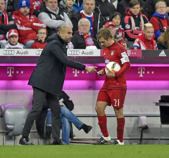 瓜迪奥拉给拉姆递纸条