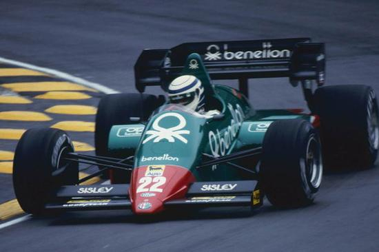1985年，搭载阿尔法-罗密欧引擎的贝纳通赛车。