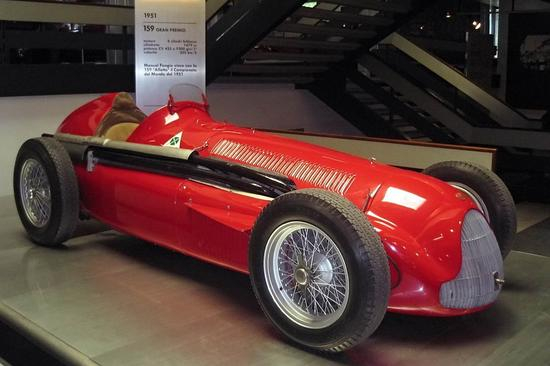 1951年，方吉奥驾驶阿尔法-罗密欧159赛车夺得F1年度冠军。