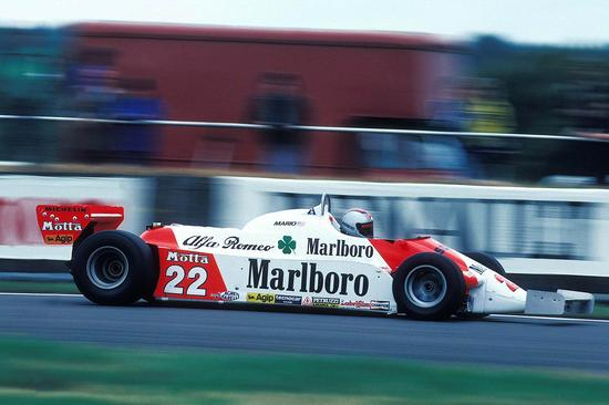 1981年，搭载阿尔法-罗密欧引擎的迈凯轮赛车。