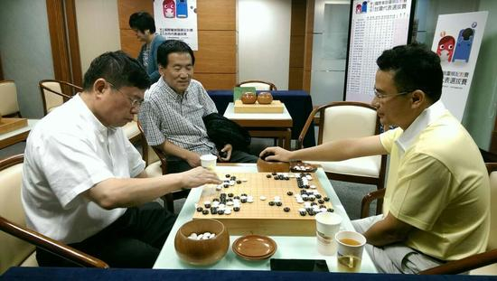 在林海峰的面前与林文伯过招