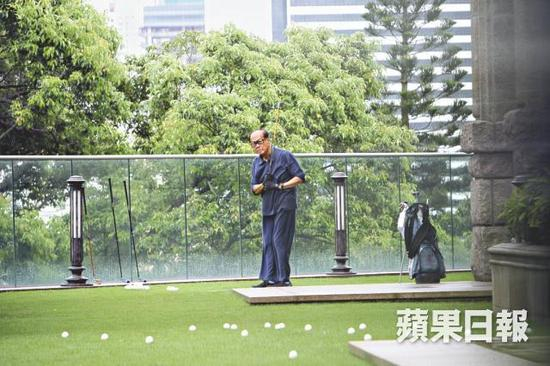 香港媒体拍到的李嘉诚练球情景