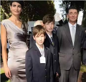 爱德华·德·罗斯柴尔德（右一）与家人在赛马场