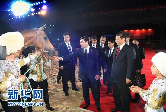 国家主席习近平接受别尔德穆哈梅多夫代表土方赠予中方的一匹汗血马