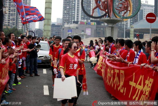 力帆球迷列队欢迎亚泰球迷入场