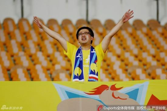 孤胆球迷闯天河