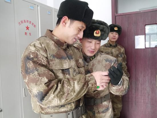 张继科给士兵看北京的雾霾