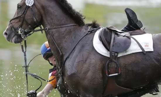 落马时，抓紧缰绳