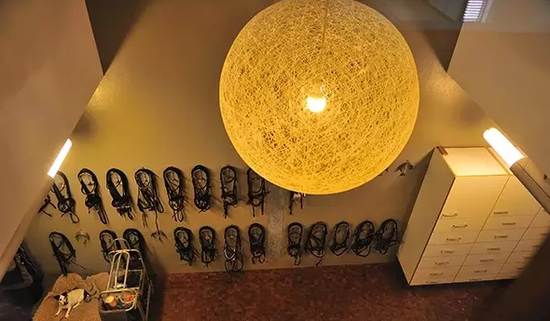 像艺术陈设室一样的鞍具房连着一个小休息厅