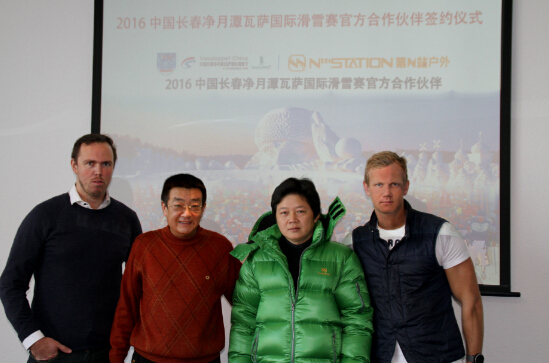 左一诺迪维瓦萨总经理比约·林德，左三中山市唐龙服饰有限公司总经理蔡斌城。