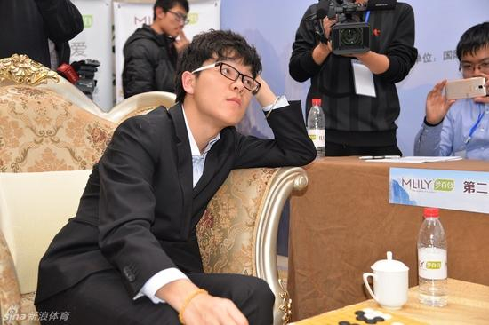 柯洁眼镜手链成棋迷关注重点