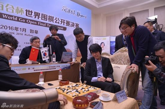 赛后复盘李世石紧咬嘴唇