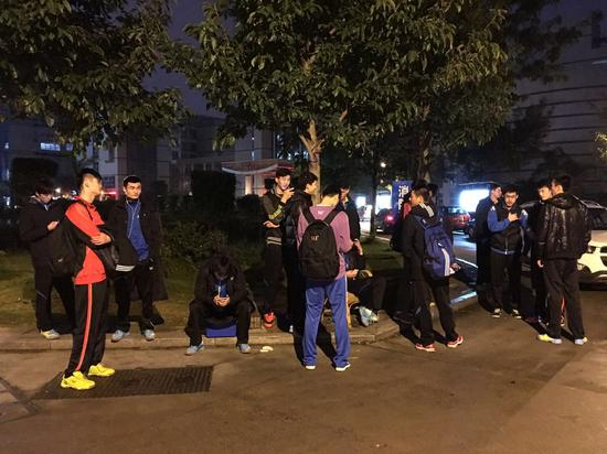 快猜猜他们在干啥嘞？