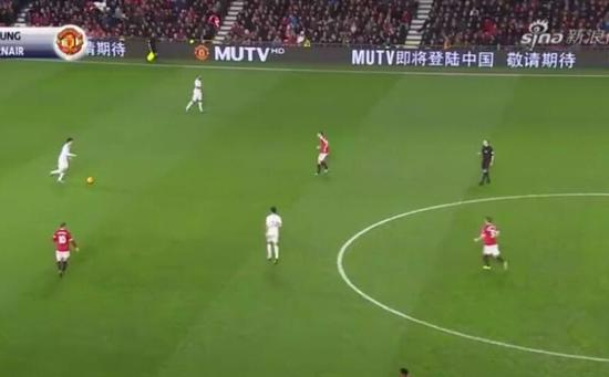 英超曼联对斯旺西，在老特拉福德的场边广告，曼联俱乐部预告了此次联手