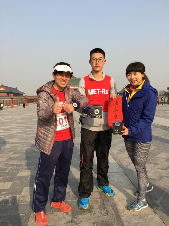 团长天海原（左一）为跑者颁奖。