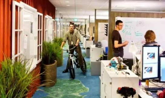 谷歌公司自由随性的办公理念，却孕育无穷的工作潜力