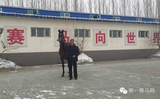 马主赵志恒与”枪法如神“合影