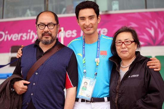 　　新华社照片，仁川，2014年9月24日 （亚运会）（8）马术三项赛——华天出战盛装舞步 9月24日，中国骑手华天（中）赛后与前来观战的父亲华山（左）和姑姑华林合影。