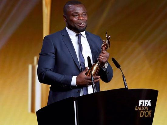 阿萨莫阿领取公平竞赛奖