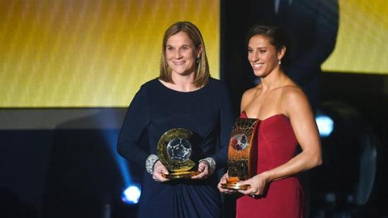 美国独揽女足两大奖