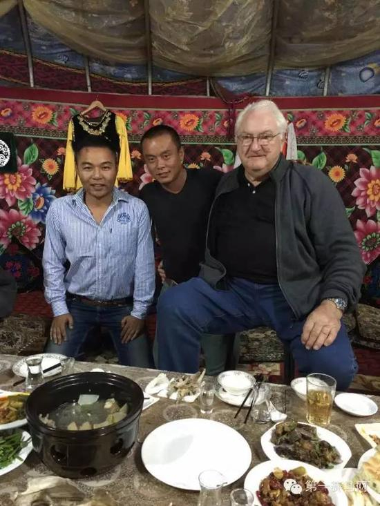 华俊强和他的团队