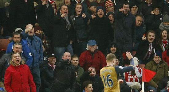 拉姆塞遭主队球迷辱骂