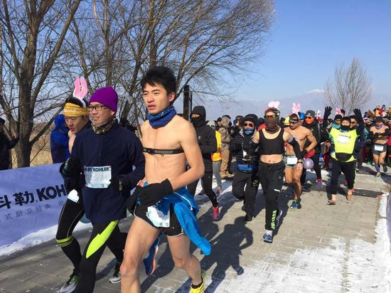 选手不畏严寒。