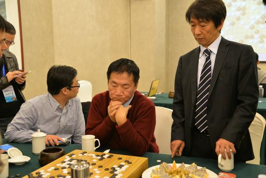 林海峰小林觉等人在研究室关注棋局