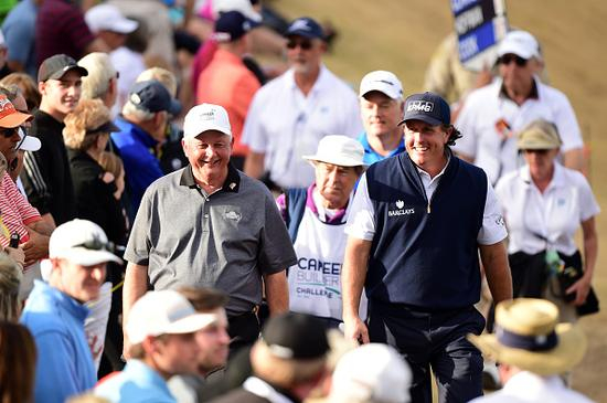 久别赛场的米克尔森打出66杆