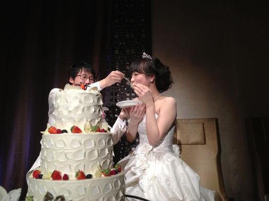 婚礼上井山喂室田吃蛋糕