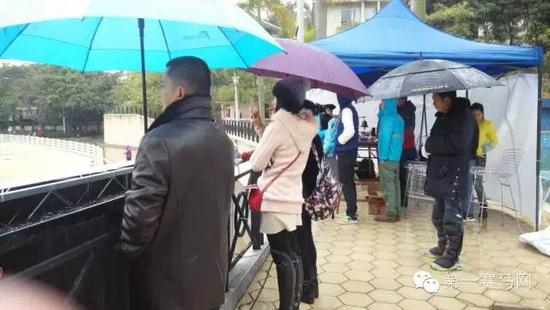 下着冰雨依然阻挡不了观众的热情