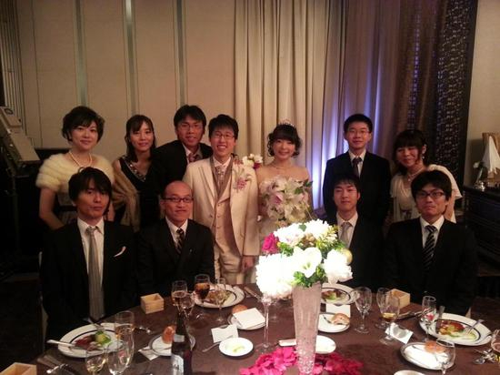 婚礼上与亲朋合影