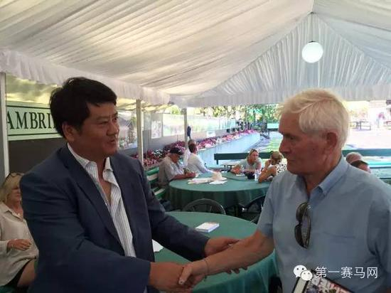 郎林（左）与剑桥马场霍根爵士（右）合影
