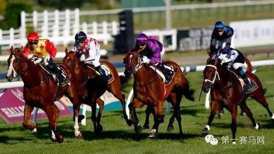 “雄风”（左一）