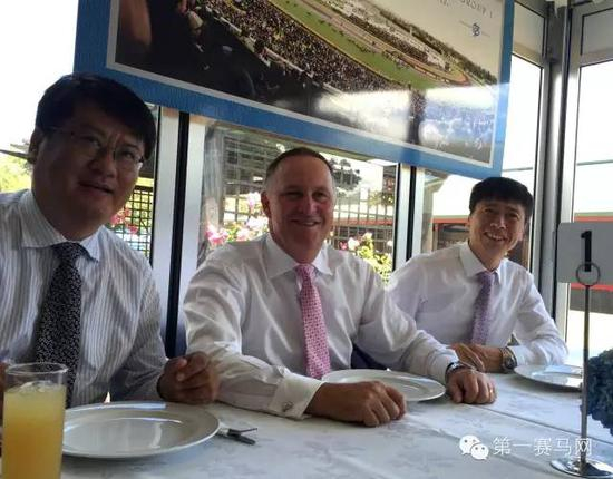 　　新西兰总理约翰·基（John Key）（中）与莱德马业董事长郎林（左）和山西玉龙马业董事长张月胜（右）亲切交谈